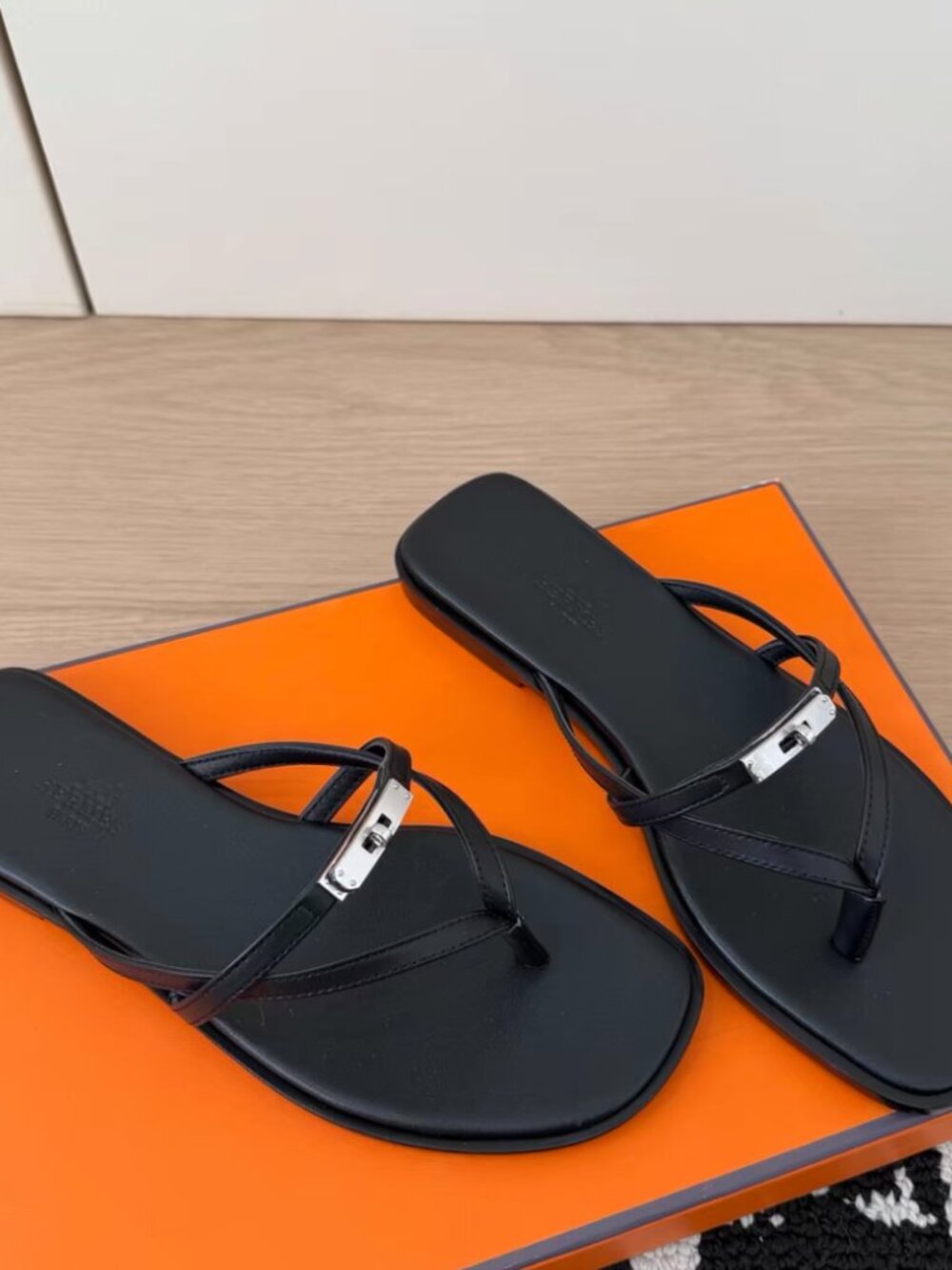 Hermès Black Square Toe Kelly Buckle Thong Flat Sandals - Picture 5 of 6